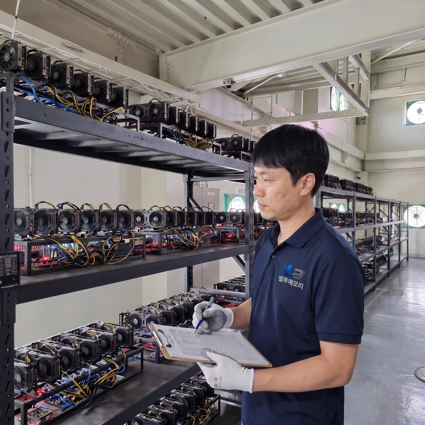 채굴장 GPU 랙을 직접 검수하는 모습